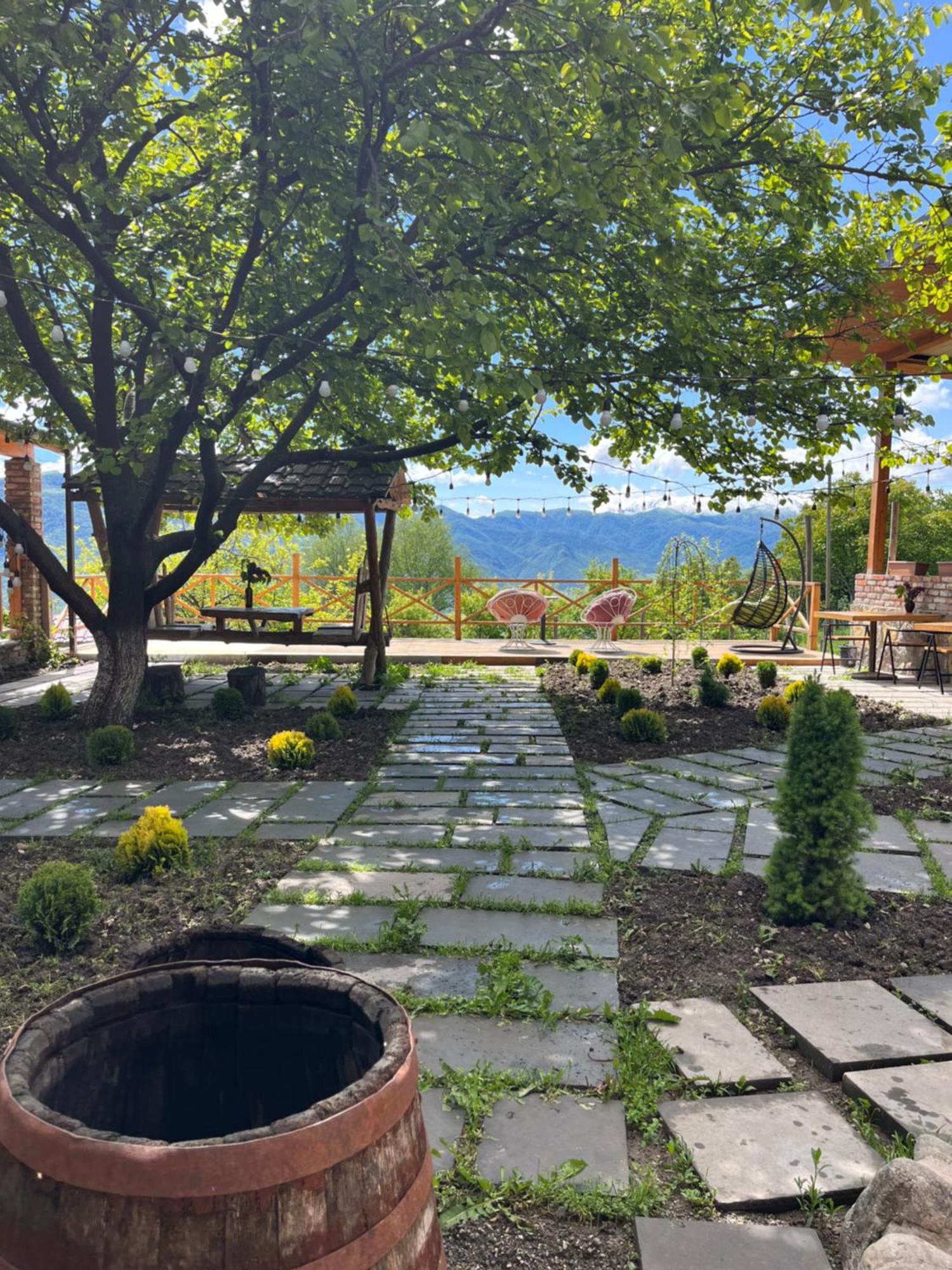 Berkri Gastro Yard & Guest House Yenokavan Exterior foto
